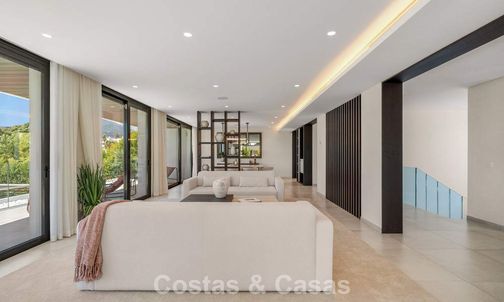 Villa contemporánea de 5 dormitorios en primera línea de golf en Nueva Andalucía, Marbella 806768