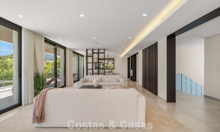 Villa contemporánea de 5 dormitorios en primera línea de golf en Nueva Andalucía, Marbella 806768 