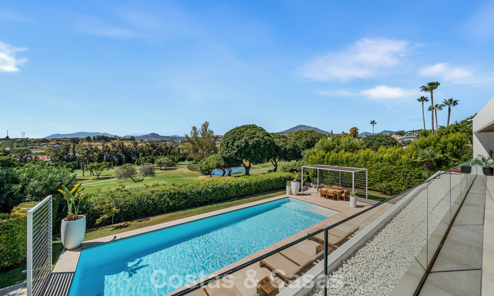 Villa contemporánea de 5 dormitorios en primera línea de golf en Nueva Andalucía, Marbella 806769