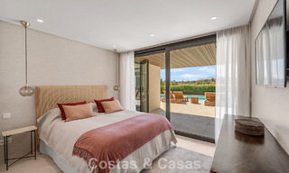 Villa contemporánea de 5 dormitorios en primera línea de golf en Nueva Andalucía, Marbella 806772 