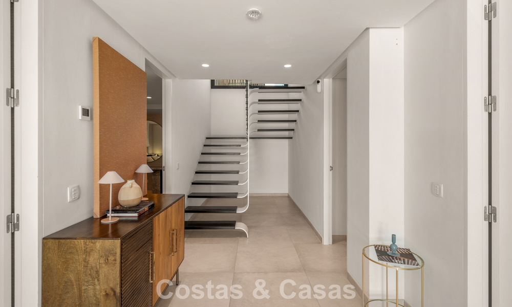 Villa contemporánea de 5 dormitorios en primera línea de golf en Nueva Andalucía, Marbella 806773