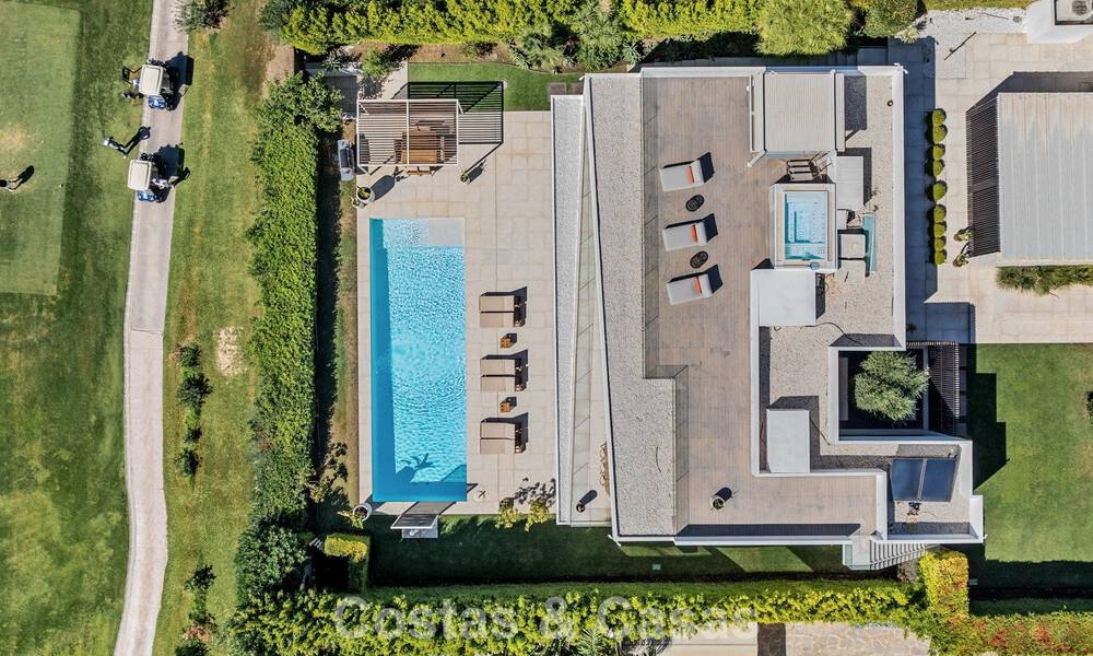 Villa contemporánea de 5 dormitorios en primera línea de golf en Nueva Andalucía, Marbella 806774