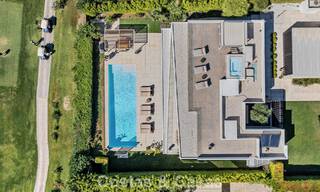 Villa contemporánea de 5 dormitorios en primera línea de golf en Nueva Andalucía, Marbella 806774 
