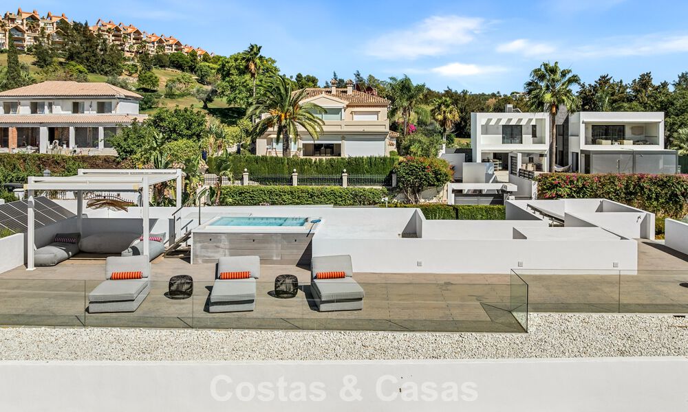 Villa contemporánea de 5 dormitorios en primera línea de golf en Nueva Andalucía, Marbella 806776