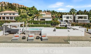 Villa contemporánea de 5 dormitorios en primera línea de golf en Nueva Andalucía, Marbella 806776 