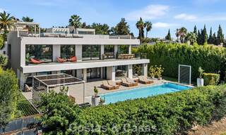 Villa contemporánea de 5 dormitorios en primera línea de golf en Nueva Andalucía, Marbella 806778 