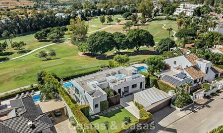 Villa contemporánea de 5 dormitorios en primera línea de golf en Nueva Andalucía, Marbella 806779