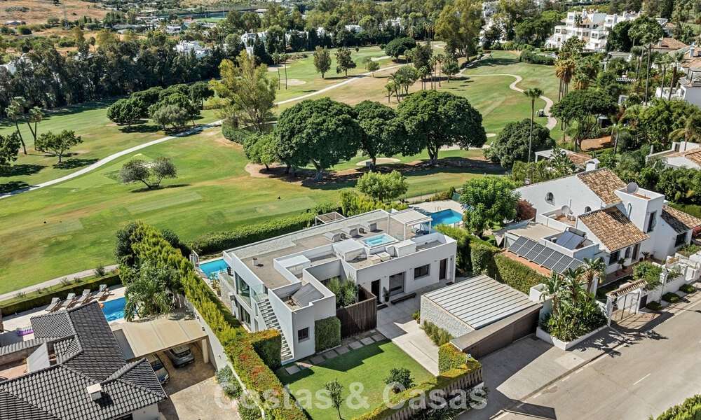 Villa contemporánea de 5 dormitorios en primera línea de golf en Nueva Andalucía, Marbella 806779