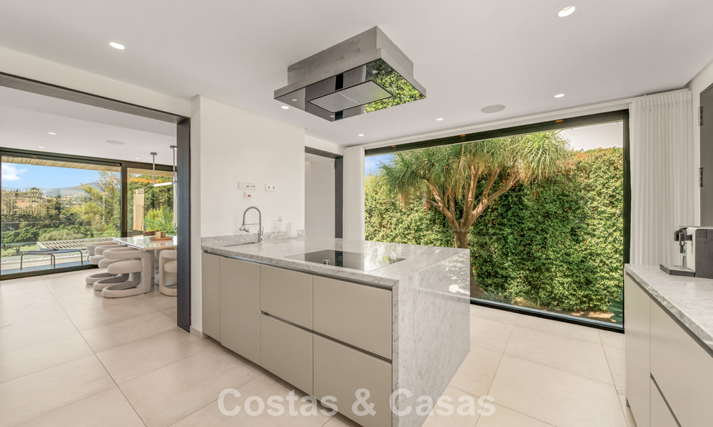 Villa contemporánea de 5 dormitorios en primera línea de golf en Nueva Andalucía, Marbella 806782