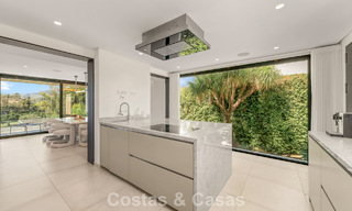 Villa contemporánea de 5 dormitorios en primera línea de golf en Nueva Andalucía, Marbella 806782 