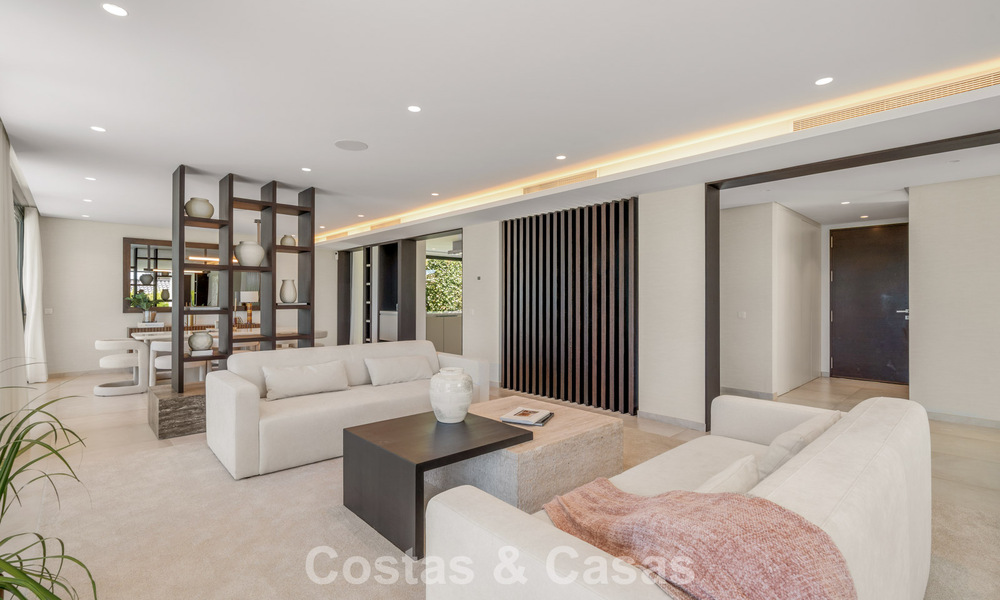 Villa contemporánea de 5 dormitorios en primera línea de golf en Nueva Andalucía, Marbella 806783