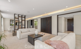 Villa contemporánea de 5 dormitorios en primera línea de golf en Nueva Andalucía, Marbella 806783 