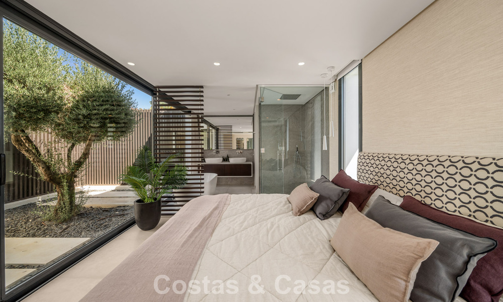 Villa contemporánea de 5 dormitorios en primera línea de golf en Nueva Andalucía, Marbella 806784