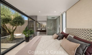 Villa contemporánea de 5 dormitorios en primera línea de golf en Nueva Andalucía, Marbella 806784 