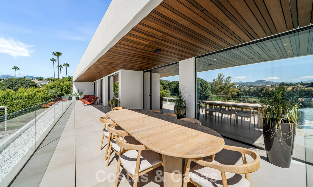 Villa contemporánea de 5 dormitorios en primera línea de golf en Nueva Andalucía, Marbella 806785