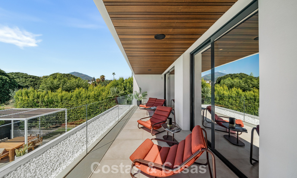 Villa contemporánea de 5 dormitorios en primera línea de golf en Nueva Andalucía, Marbella 806786