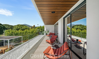 Villa contemporánea de 5 dormitorios en primera línea de golf en Nueva Andalucía, Marbella 806786 