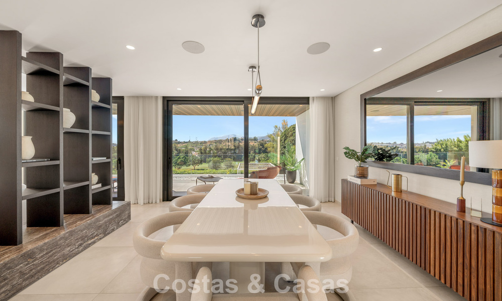 Villa contemporánea de 5 dormitorios en primera línea de golf en Nueva Andalucía, Marbella 806787