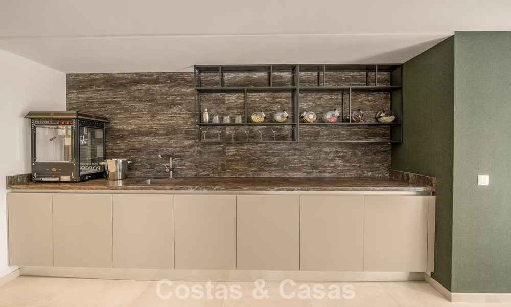 Villa contemporánea de 5 dormitorios en primera línea de golf en Nueva Andalucía, Marbella 806788
