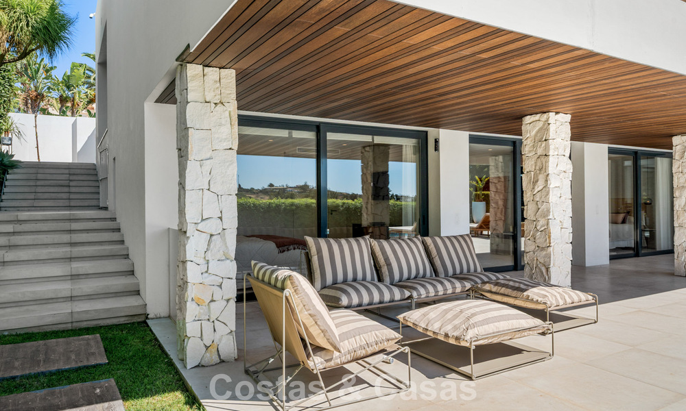 Villa contemporánea de 5 dormitorios en primera línea de golf en Nueva Andalucía, Marbella 806789