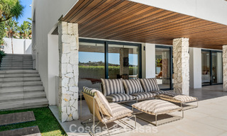 Villa contemporánea de 5 dormitorios en primera línea de golf en Nueva Andalucía, Marbella 806789 