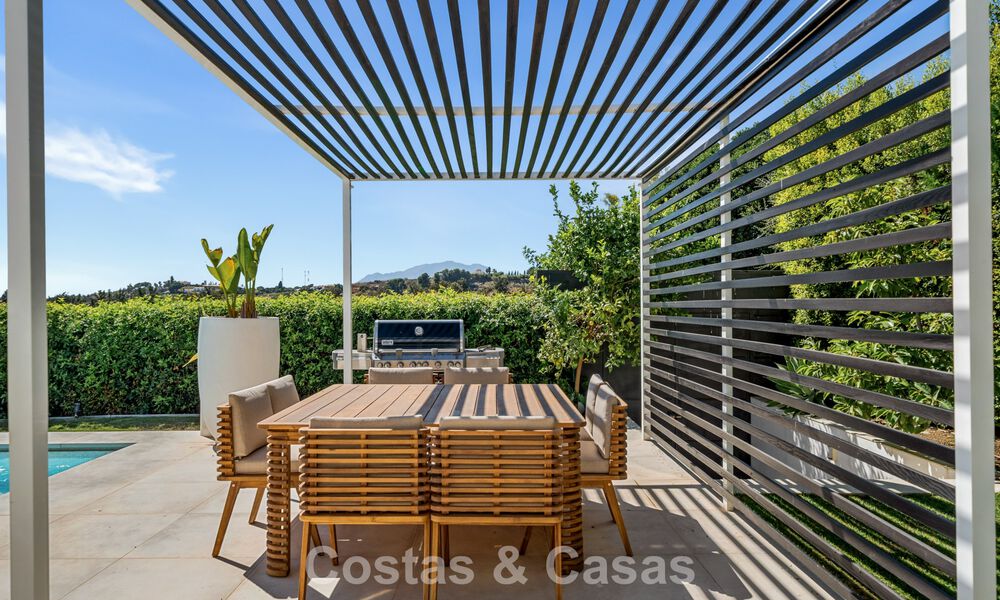 Villa contemporánea de 5 dormitorios en primera línea de golf en Nueva Andalucía, Marbella 806790