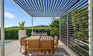 Villa contemporánea de 5 dormitorios en primera línea de golf en Nueva Andalucía, Marbella 806790 