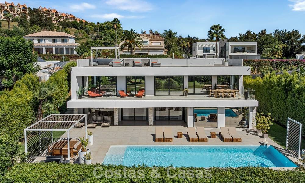 Villa contemporánea de 5 dormitorios en primera línea de golf en Nueva Andalucía, Marbella 806792