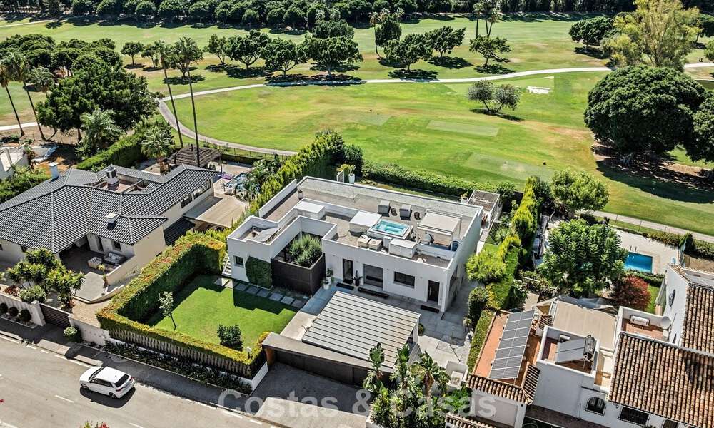 Villa contemporánea de 5 dormitorios en primera línea de golf en Nueva Andalucía, Marbella 806793