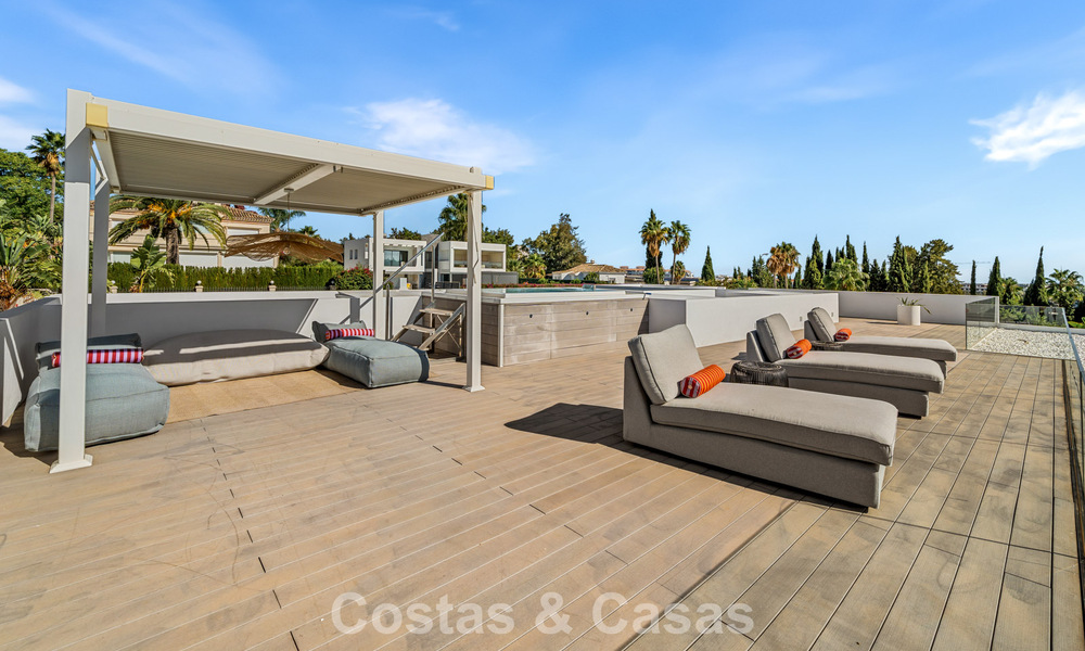 Villa contemporánea de 5 dormitorios en primera línea de golf en Nueva Andalucía, Marbella 806794