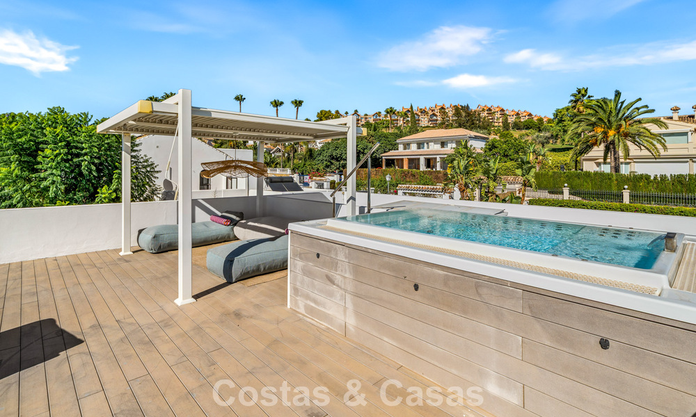 Villa contemporánea de 5 dormitorios en primera línea de golf en Nueva Andalucía, Marbella 806795
