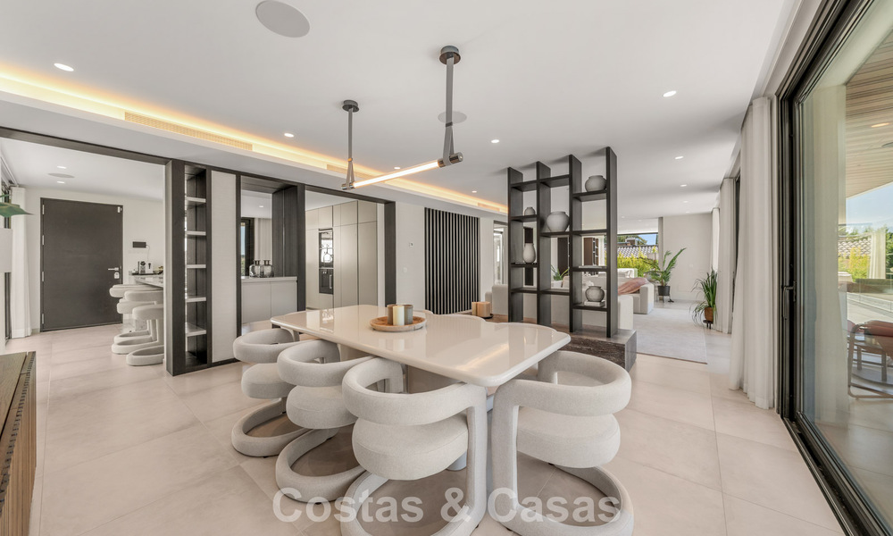 Villa contemporánea de 5 dormitorios en primera línea de golf en Nueva Andalucía, Marbella 806796