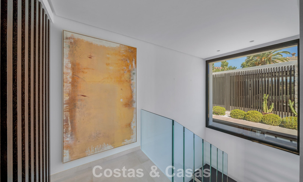 Villa contemporánea de 5 dormitorios en primera línea de golf en Nueva Andalucía, Marbella 806797