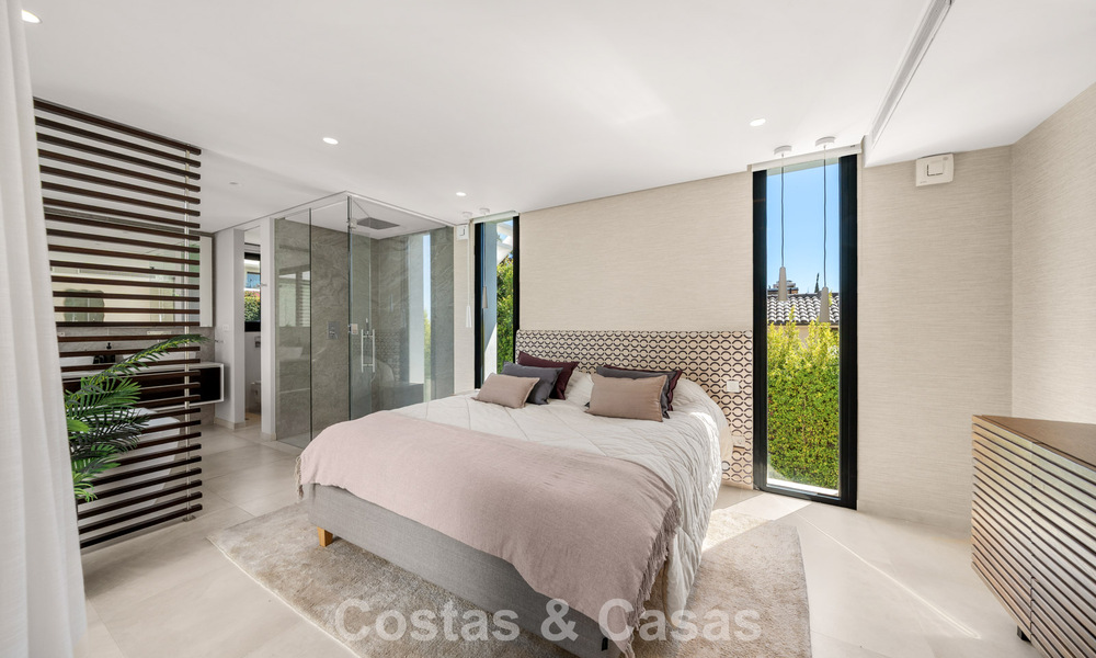 Villa contemporánea de 5 dormitorios en primera línea de golf en Nueva Andalucía, Marbella 806798