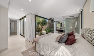 Villa contemporánea de 5 dormitorios en primera línea de golf en Nueva Andalucía, Marbella 806799 