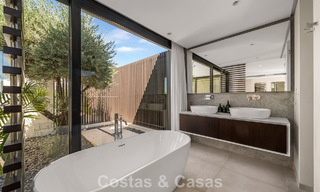 Villa contemporánea de 5 dormitorios en primera línea de golf en Nueva Andalucía, Marbella 806800 