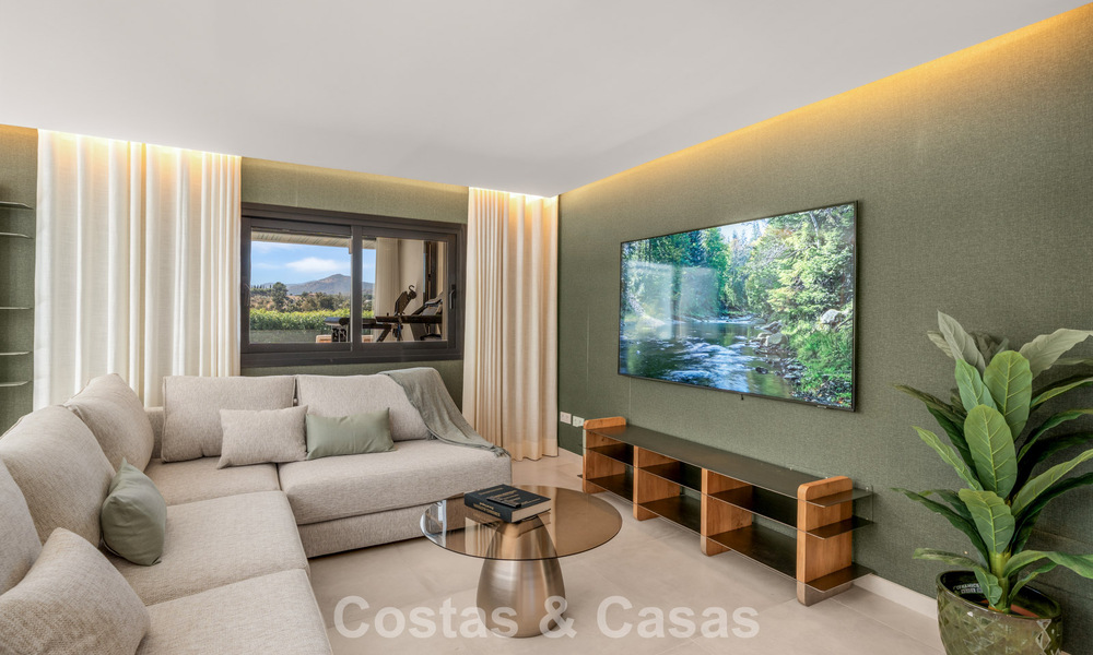 Villa contemporánea de 5 dormitorios en primera línea de golf en Nueva Andalucía, Marbella 806803