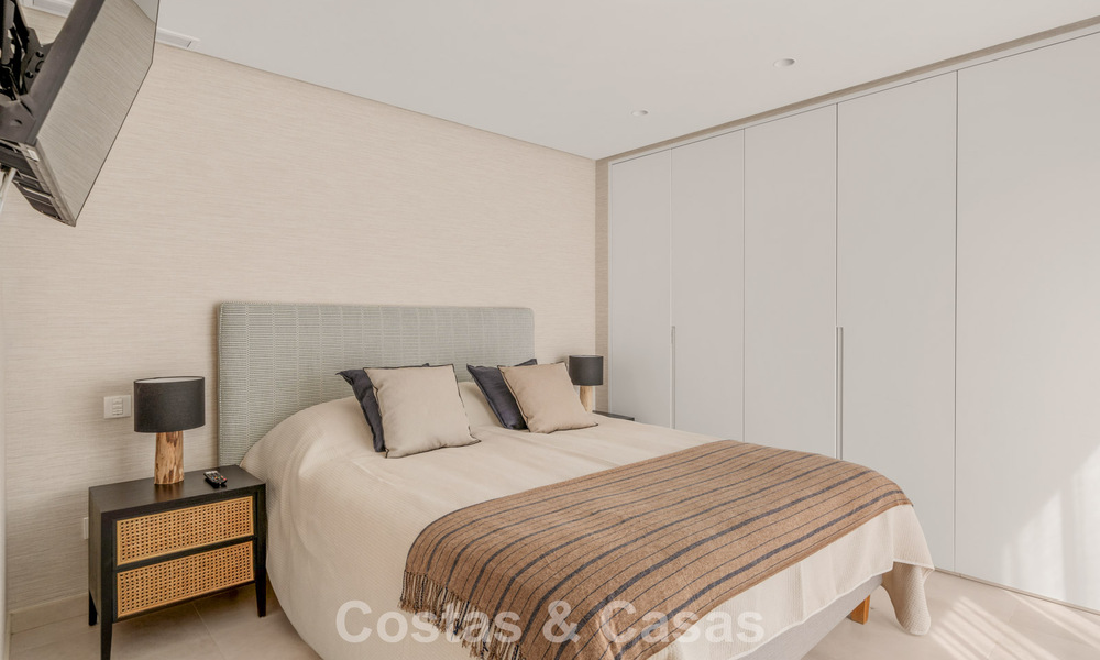 Villa contemporánea de 5 dormitorios en primera línea de golf en Nueva Andalucía, Marbella 806804