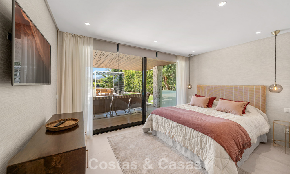 Villa contemporánea de 5 dormitorios en primera línea de golf en Nueva Andalucía, Marbella 806805
