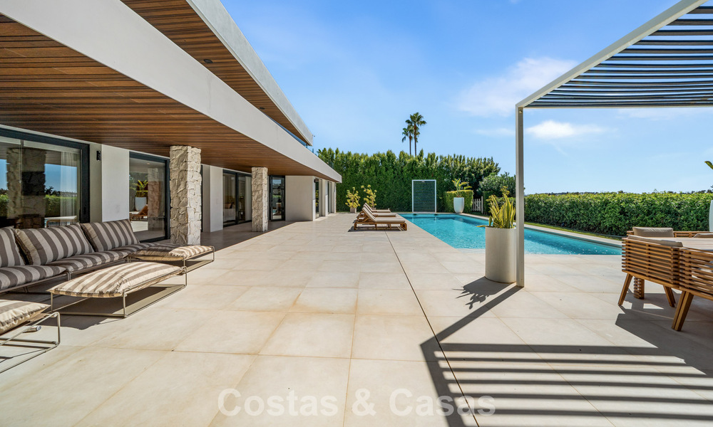 Villa contemporánea de 5 dormitorios en primera línea de golf en Nueva Andalucía, Marbella 806806