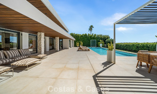 Villa contemporánea de 5 dormitorios en primera línea de golf en Nueva Andalucía, Marbella 806806 