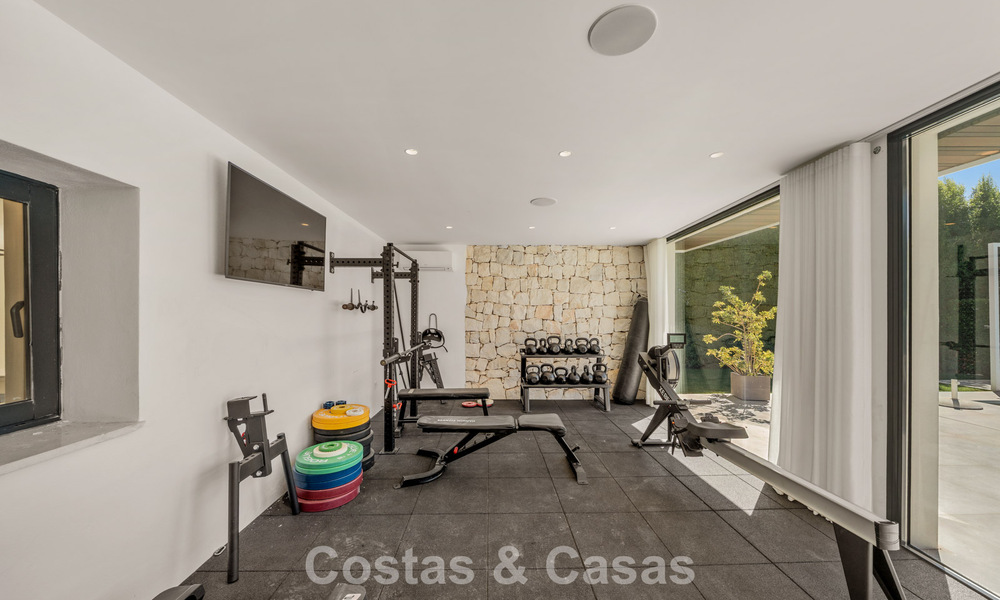 Villa contemporánea de 5 dormitorios en primera línea de golf en Nueva Andalucía, Marbella 806807