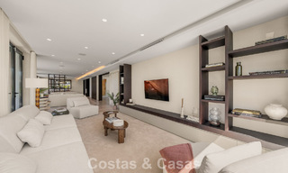 Villa contemporánea de 5 dormitorios en primera línea de golf en Nueva Andalucía, Marbella 806808 