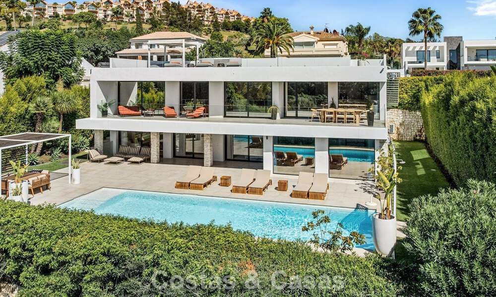 Villa contemporánea de 5 dormitorios en primera línea de golf en Nueva Andalucía, Marbella 806809