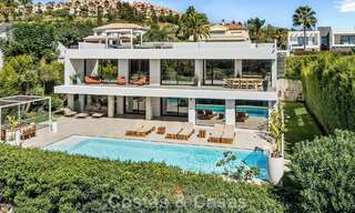 Villa contemporánea de 5 dormitorios en primera línea de golf en Nueva Andalucía, Marbella 806809 