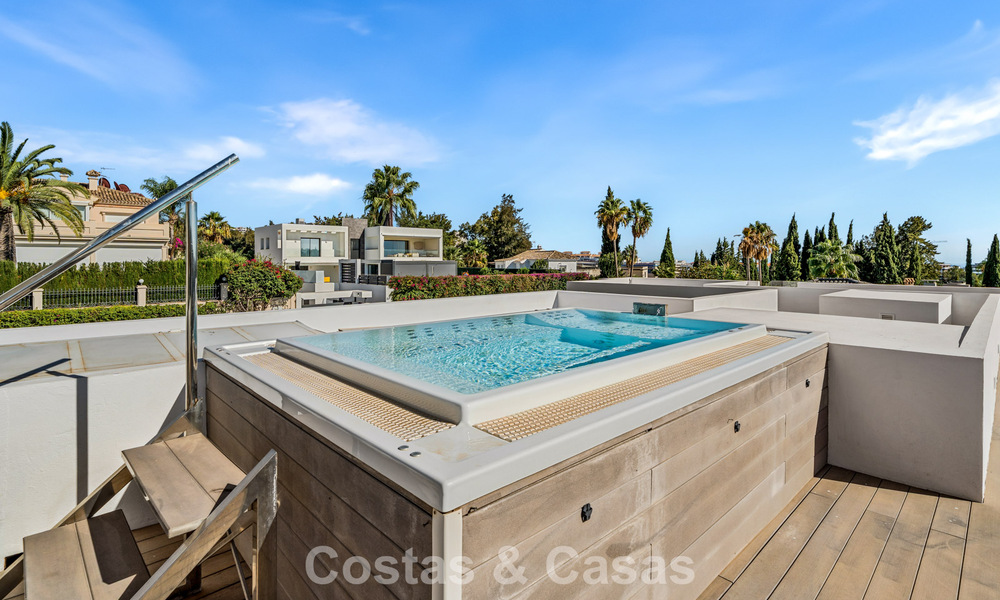 Villa contemporánea de 5 dormitorios en primera línea de golf en Nueva Andalucía, Marbella 806810