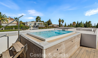 Villa contemporánea de 5 dormitorios en primera línea de golf en Nueva Andalucía, Marbella 806810 
