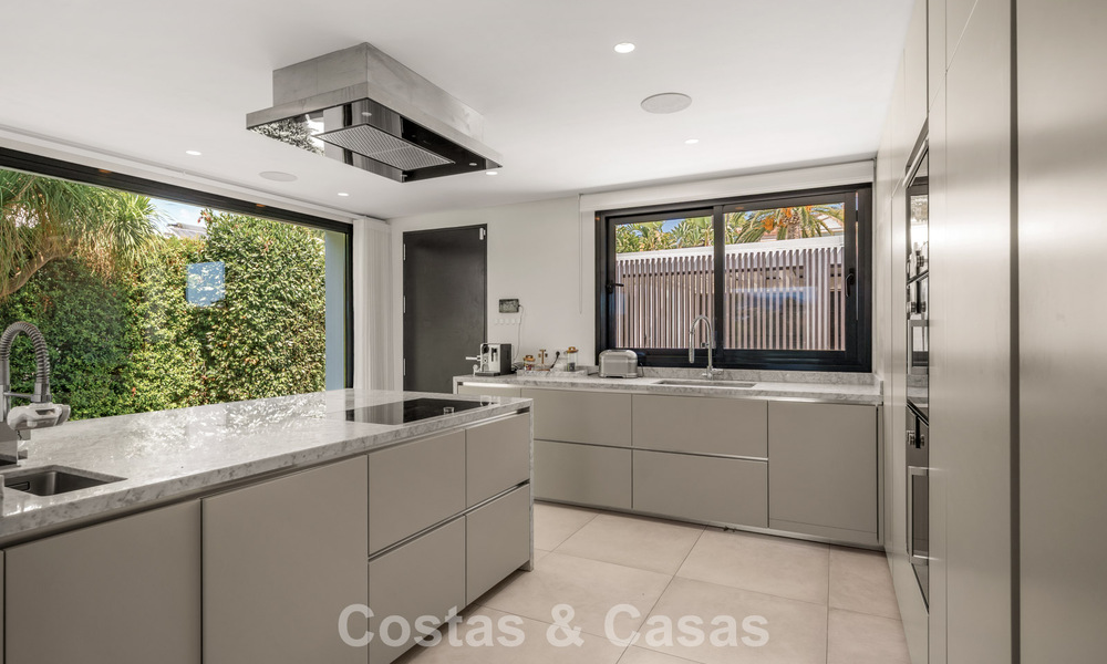 Villa contemporánea de 5 dormitorios en primera línea de golf en Nueva Andalucía, Marbella 806811