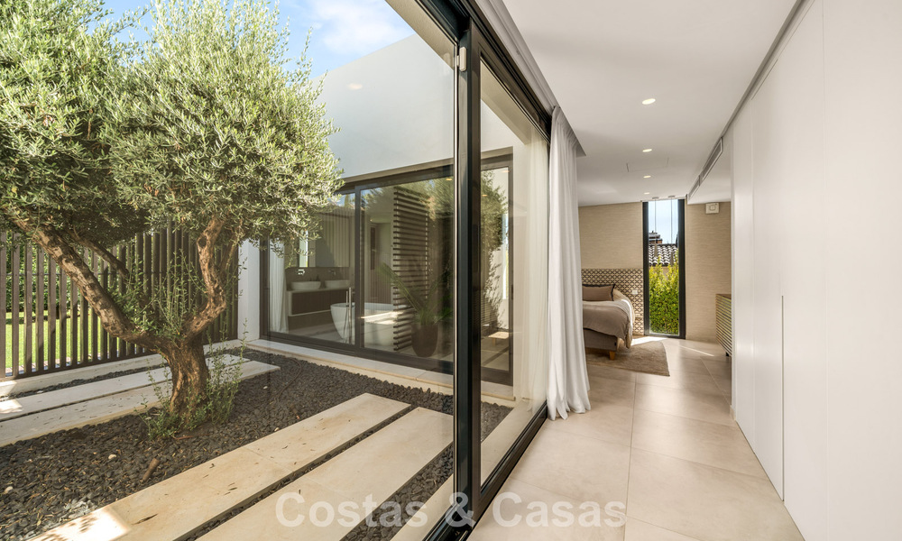 Villa contemporánea de 5 dormitorios en primera línea de golf en Nueva Andalucía, Marbella 806812