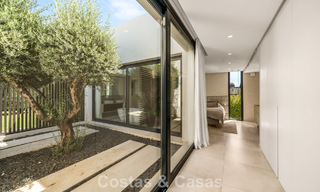 Villa contemporánea de 5 dormitorios en primera línea de golf en Nueva Andalucía, Marbella 806812 